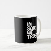 魂の中で我々は信頼する。 コーヒーマグカップ (正面右)
