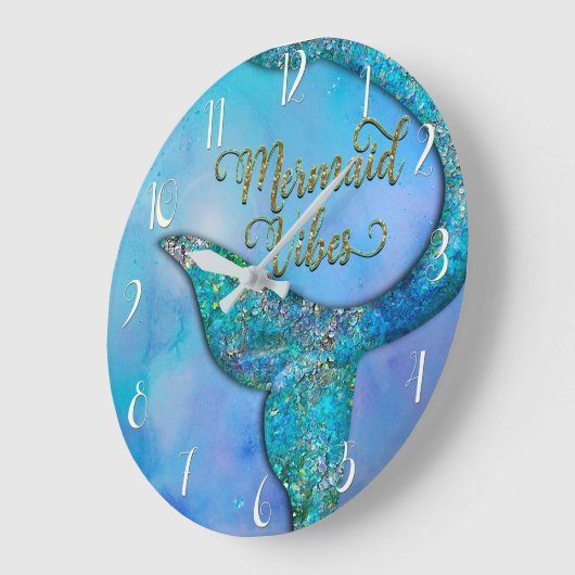 魅了されるきらめく海の人魚のひれの尾 ラージ壁時計 (傾斜)