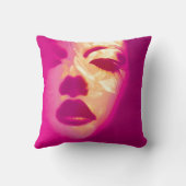 魅力によって絵を描かれるピンクのファッションの顔の枕 クッション (裏面)