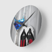 魅力のマルティーニのカクテルパーティーの女の子のstilletos ラウンド壁時計 (傾斜)