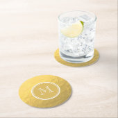 魅力の金ゴールドホイルの背景のモノグラム ラウンドペーパーコースター (インサイチュ)