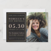 魅力的でフェイクな金ゴールドホイルの写真の誕生会 招待状 (正面)