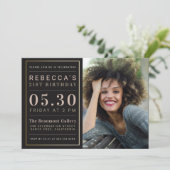 魅力的でフェイクな金ゴールドホイルの写真の誕生会 招待状 (スタンド正面)