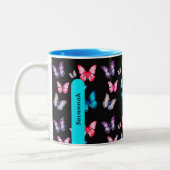 魅力的なカラフル蝶のパーソナライズ名 ツートーンマグカップ (左)