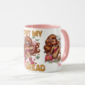 魅力的なジンジャーブレッドガールピンクのクリスマス マグカップ (正面右)