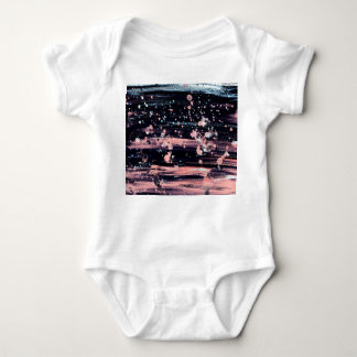 魅力的なダークグレーピンクのスポットライト ベビーボディスーツ