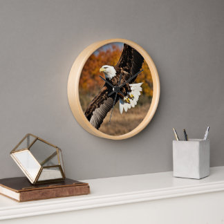 魅力的なデザイナーイーグルの壁時計。 壁時計