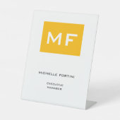 魅力的なモノグラムイエローホワイトミニマルモダンリスト 台座サイン (正面)