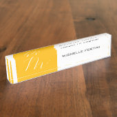魅力的なモノグラムイエローホワイトモダンプレーン デスクネームプレート (側面)