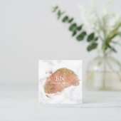 魅力的な金ゴールドのグリッターの白い大理石のモノグラム スクエア名刺 (スタンド正面)