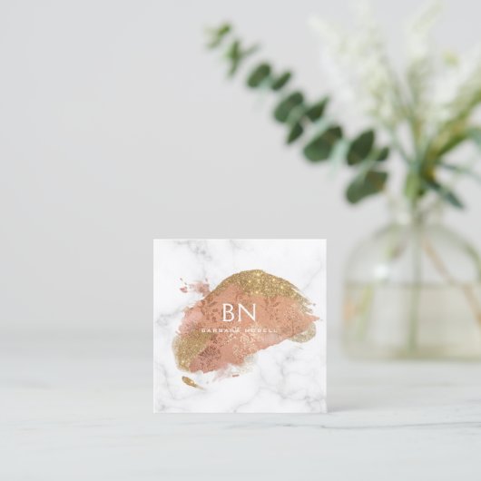 魅力的な金ゴールドのグリッターの白い大理石のモノグラム スクエア名刺 (スタンド正面)