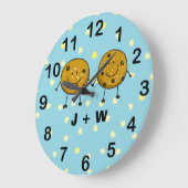魅力的クッキーカップルカスタム ラージ壁時計 (傾斜)