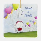 魅力的ハートバルーン付きカラフルラディバグ セラミックオーナメント (裏面)