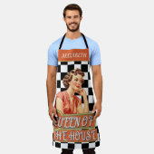 魅力的パーソナライズされたなレトロクイーンオブザハウス エプロン (着用した状態)