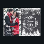 魅力的JOYEUX NOEL Chalkboard写真 インビテーションポストカード<br><div class="desc">エレガントデザインはエレガントモダンタイポグラフィ「JOYEUX NOEEL」のをチョーク板の背景にスノーフレークや木々と写真で飾った。ツールカスタマイズを使用して自分の写真（カップル、子供、家族写真、ペット写真）を追加し、写真の色に合わせて名前の色を変更する。私のクリスマスフォトコレクションの他のアイディア。</div>