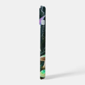 魅惑のキノコの森の中の美しい妖精 iPhone 15ケース (左側面)