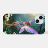 魅惑のキノコの森の中の美しい妖精 iPhone 15ケース (裏面横)