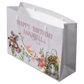 魅惑の森の妖精の庭のドアの紫 ラージペーパーバッグ (裏面アングル)