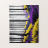 魅惑の森の紫と黄色の野花 ジグソーパズル (縦)