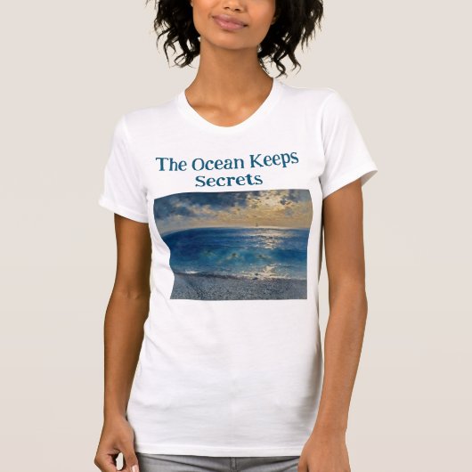 魅惑の海景色 海は秘密を隠している Tシャツ (正面)