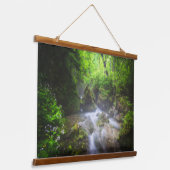 魅惑の緑の森を流れる川 吊り下げ型タペストリー (傾斜あり)