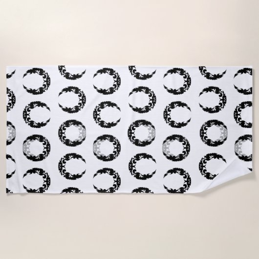 魅惑の黒三日月のシルエット ビーチタオル (正面)