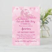 魅惑的なピンクの小さな妖精の雲の誕生日 招待状 (スタンド正面)