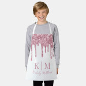 魅惑的なピンクグリッターモノグラムイニシャルオンホワイト エプロン (着用した状態)