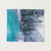 魅惑的な冬の森の魔法の川 タペストリー (正面(横))