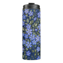 魅惑的な日陰者（ツルニチニチソウ）の花の散りばめられた濃紺のデザイン