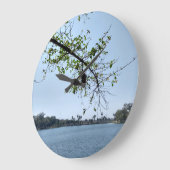 魅惑的な湖畔の眺め ラージ壁時計 (傾斜)