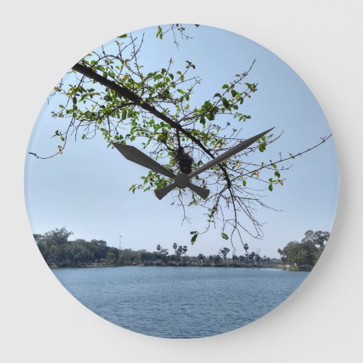 魅惑的な湖畔の眺め ラージ壁時計 (正面)