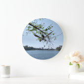 魅惑的な湖畔の眺め ラージ壁時計 (ホーム)