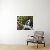 魅惑的な緑の森の魔法の滝 タペストリー (インサイチュ(横))