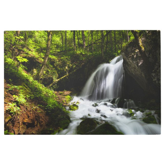 魅惑的な緑の森の魔法の滝 メタルプリント (正面)