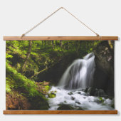 魅惑的な緑の森の魔法の滝 吊り下げ型タペストリー (正面)