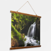 魅惑的な緑の森の魔法の滝 吊り下げ型タペストリー (傾斜あり)