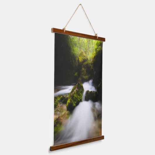 魅惑的な苔むした森を流れる水 吊り下げ型タペストリー (傾斜あり)