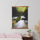 魅惑的な苔むした森を流れる水 吊り下げ型タペストリー (寝室)