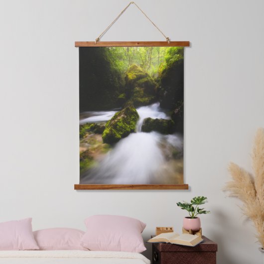 魅惑的な苔むした森を流れる水 吊り下げ型タペストリー (寝室)
