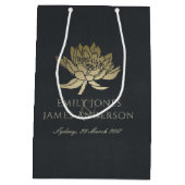 魅惑的な金ゴールドブルーブラックロータス結婚フローラ ミディアムペーパーバッグ (裏面)