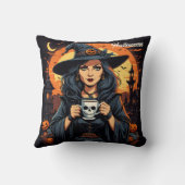 魅惑的な魔女はハロウィーンダスクでスカルマグを保持 クッション (裏面)