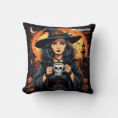 魅惑的な魔女はハロウィーンダスクでスカルマグを保持 クッション (正面)