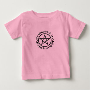 魔力の異教のなウィッカ信者の幼児のワイシャツによって保護される ベビーTシャツ