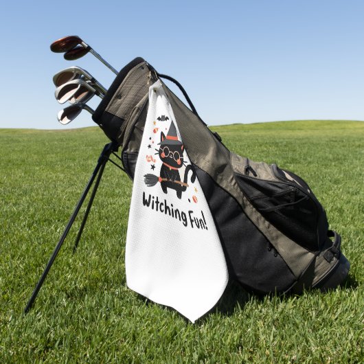 魔女おもしろい黒猫と箒 – かわいいハロウィーン ゴルフタオル (グリーン)