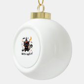 魔女おもしろい黒猫と箒 – かわいいハロウィーン セラミックボールオーナメント (右)