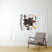 魔女おもしろい黒猫と箒 – かわいいハロウィーン タペストリー (インサイチュ(横))