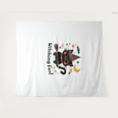 魔女おもしろい黒猫と箒 – かわいいハロウィーン タペストリー (正面(横))