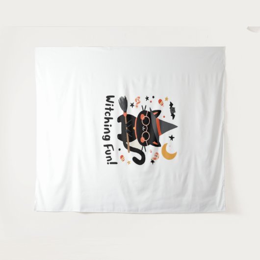 魔女おもしろい黒猫と箒 – かわいいハロウィーン タペストリー (正面(横))