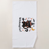 魔女おもしろい黒猫と箒 – かわいいハロウィーン ビーチタオル (正面)